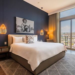 Premium One Mountain View